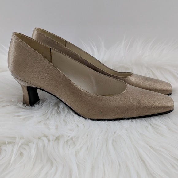 VTG Stuart Weitzman | Leah Gold Fabric Upper Pump - Picture 5 of 8